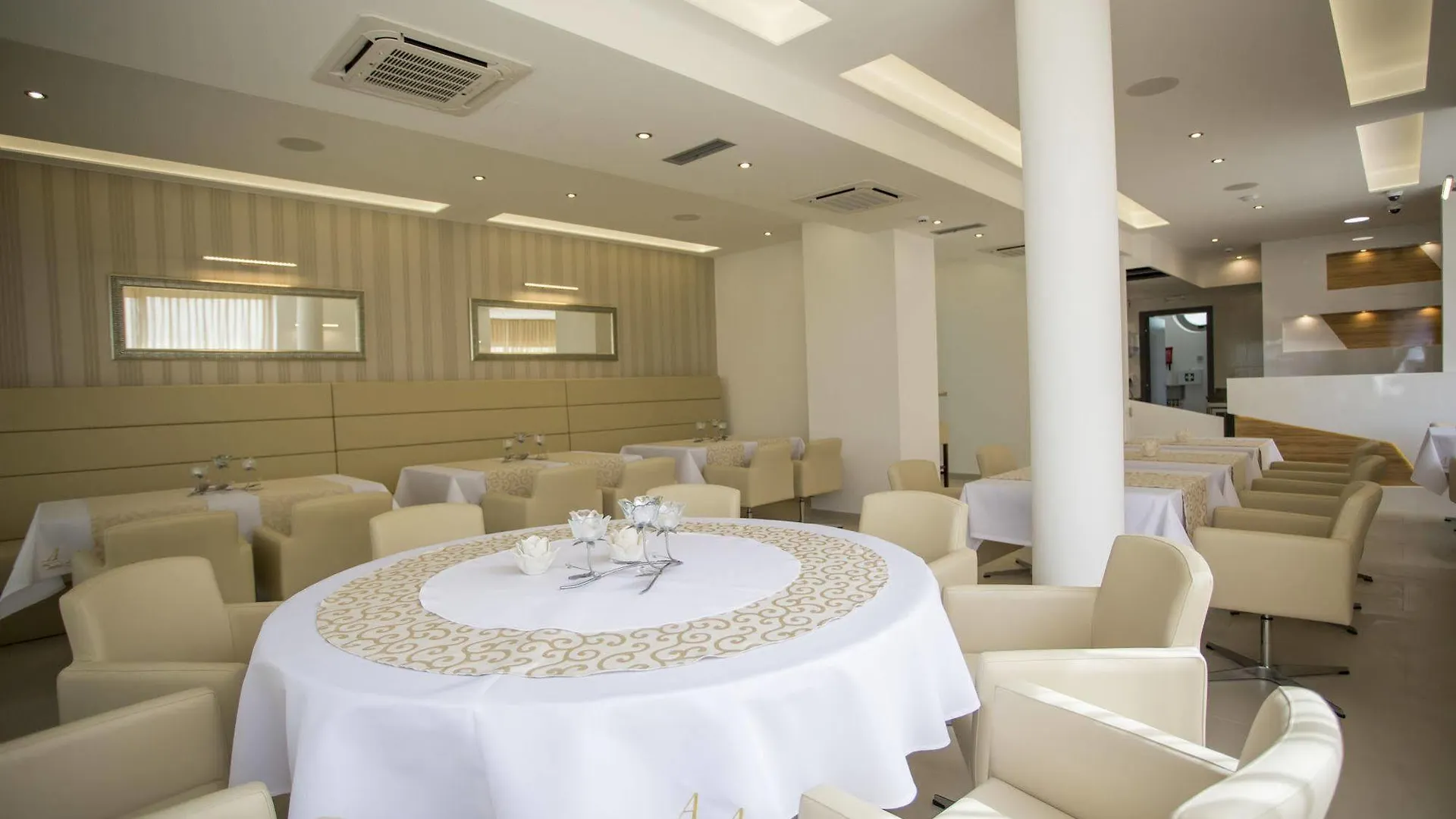 Adrion Aparthotel Пула